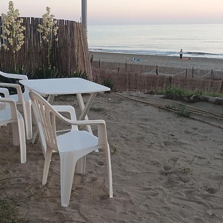 Casina Sulla Sabbia Appartement Torvaianica Buitenkant foto